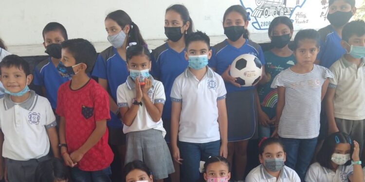 Otorga Gobierno de Lalo Gattás material deportivo a Primaria “Héroe de Nacozari”