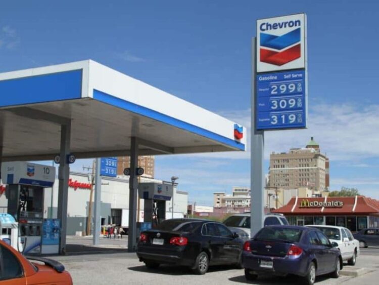 Baja en precio de gasolina, signo de mejoría económica.