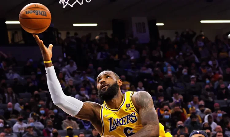 La decisión de la NBA que haría posible ver a LeBron jugar con su hijo Bronny