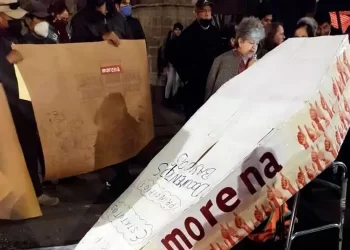 Llevan acusación de fraude en Morena ante AMLO