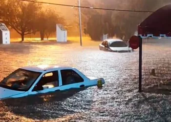 Tras meses sin agua, lluvias desbordan ríos, calles y avenidas en Nuevo León