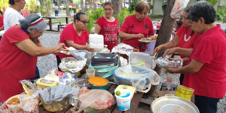 Celebran adultos mayores con activación física