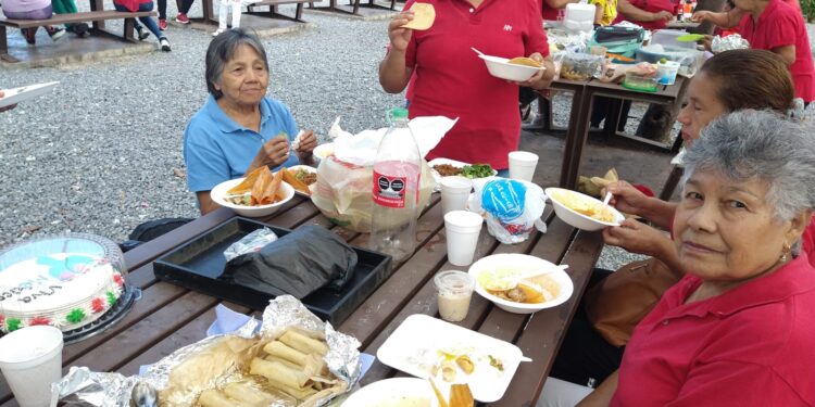 Celebran adultos mayores con activación física