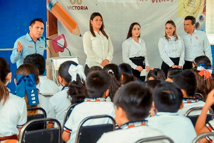 Municipio y DIF Victoria apoyan a estudiantes