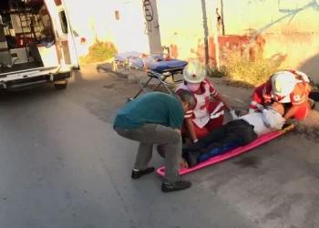 Casco le salva la vida a motociclista