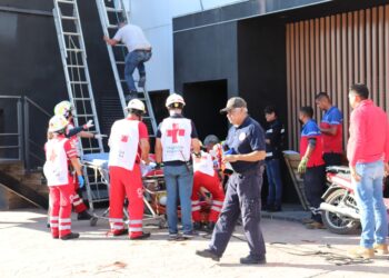 Joven sobrevive a descarga eléctrica