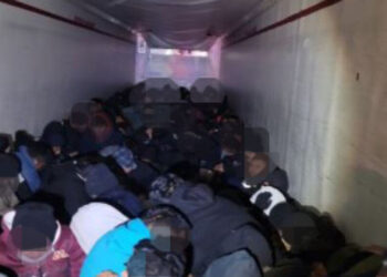 Encuentran 86 migrantes en camión de carga en Texas