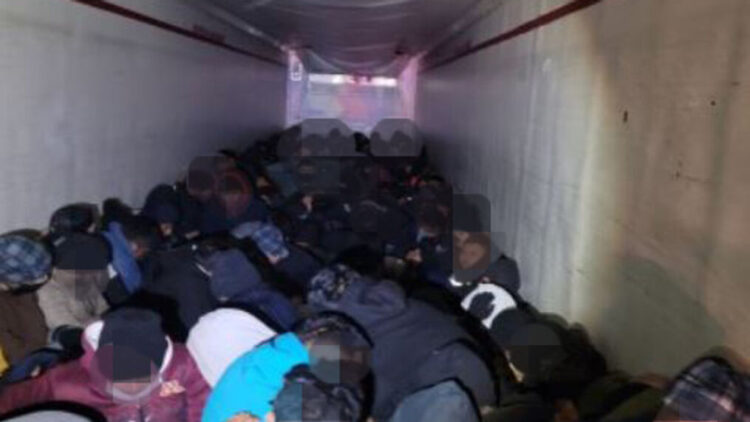 Encuentran 86 migrantes en camión de carga en Texas
