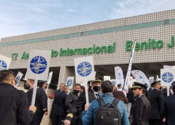 Pilotos y sobrecargos de Aeromar protestan en el AICM