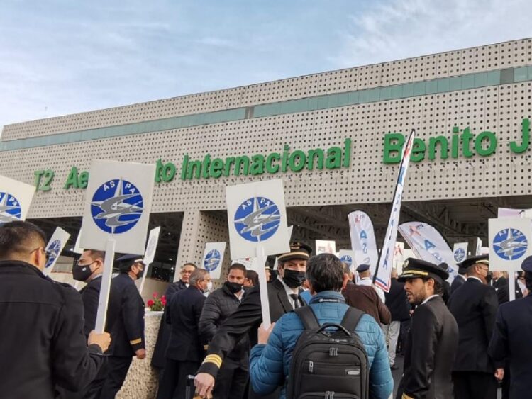 Pilotos y sobrecargos de Aeromar protestan en el AICM