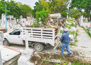 Inicia Ayuntamiento de Victoria limpieza de panteones previo al Día de Muertos