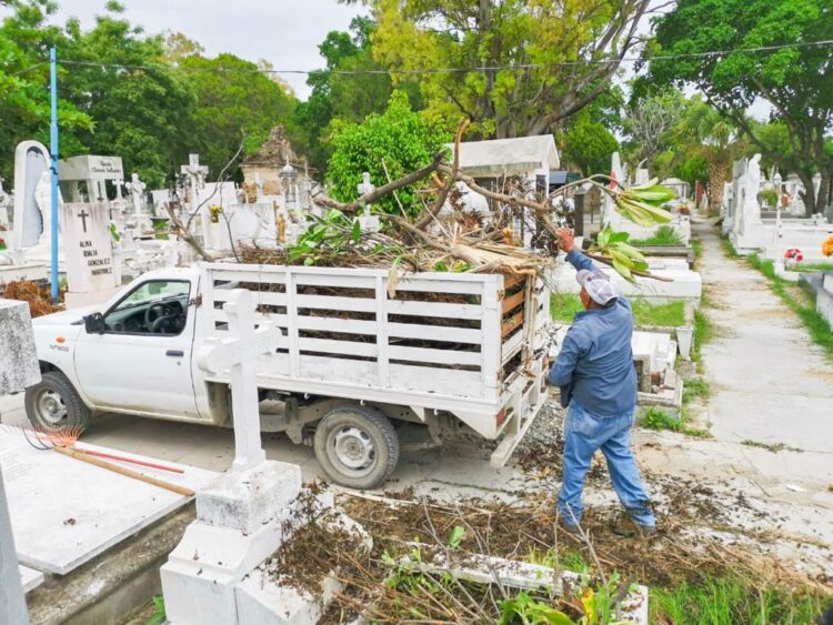 Inicia Ayuntamiento de Victoria limpieza de panteones previo al Día de Muertos