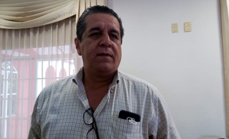 Acusan a líder de SNTSS Adolfo Sierra de corrupto y vende plazas