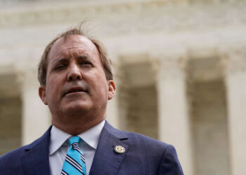 Ordena juez federal declarar a procurador texano en caso sobre derechos de aborto