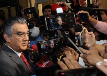 Burócratas estatales no sufrirán reducciones en prestaciones, aclara Gobernador.