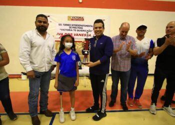 Con torneo de Ping Pong ayudan a menor con discapacidad
