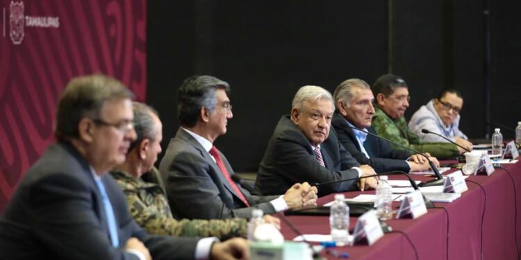 Anuncia AMLO 12 mil millones para modernizar aduanas y refinería; 15 mil millones a subsidios
