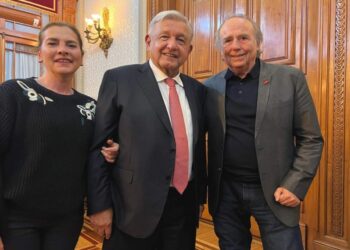 AMLO recibe en Palacio Nacional a Joan Manuel Serrat; ‘es poesía pura, limpia y humana’