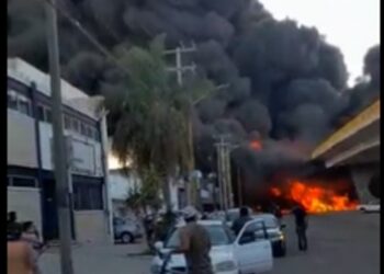 Tren se impacta con pipa y provoca fuerte explosión en Aguascalientes