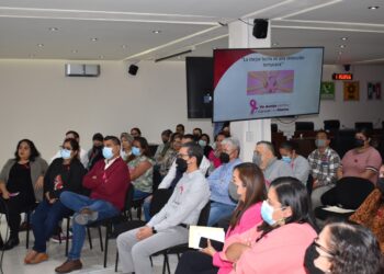 Se imparte plática en el IETAM sobre la prevención del cáncer de mama