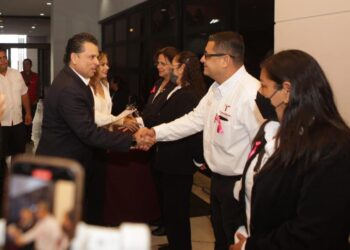 Asisten alcalde y presidenta del DIF Victoria a Congreso de Medicina