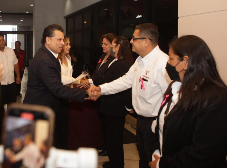 Asisten alcalde y presidenta del DIF Victoria a Congreso de Medicina