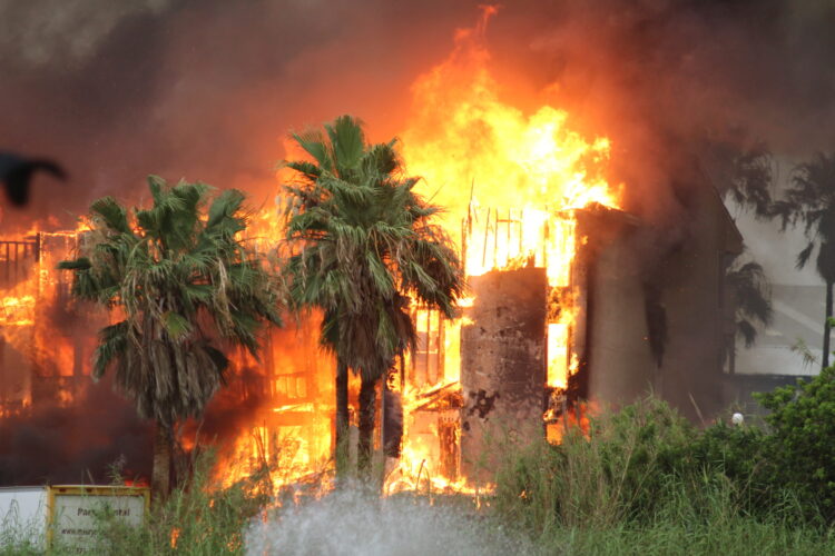 Consume incendio 16 condominios en Puerto Isabel