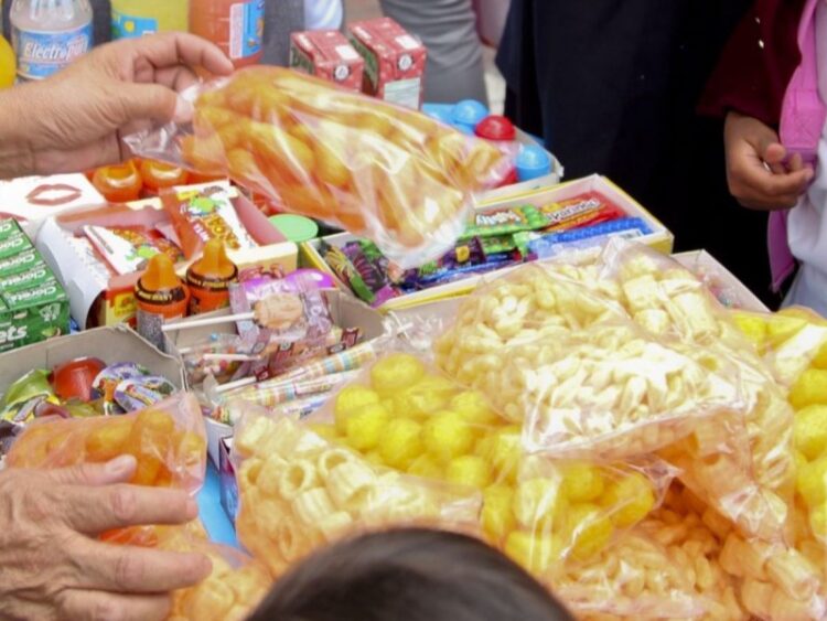 Prohíben venta de alimentos y bebidas chatarras en escuelas y exteriores