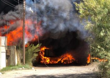 Incendio consume 15 cajas de tráileres en Nuevo Laredo