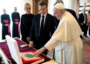 Macron pide al papa Francisco mediar por la paz entre Rusia-Ucrania