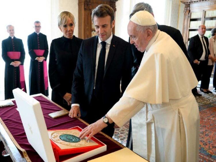 Macron pide al papa Francisco mediar por la paz entre Rusia-Ucrania