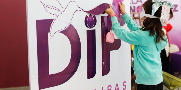 Visitan alumnos de nivel básico el stand del DIF Estatal en la Feria Tamaulipas 2022