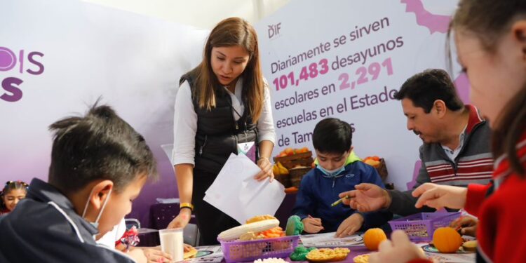 Visitan alumnos de nivel básico el stand del DIF Estatal en la Feria Tamaulipas 2022