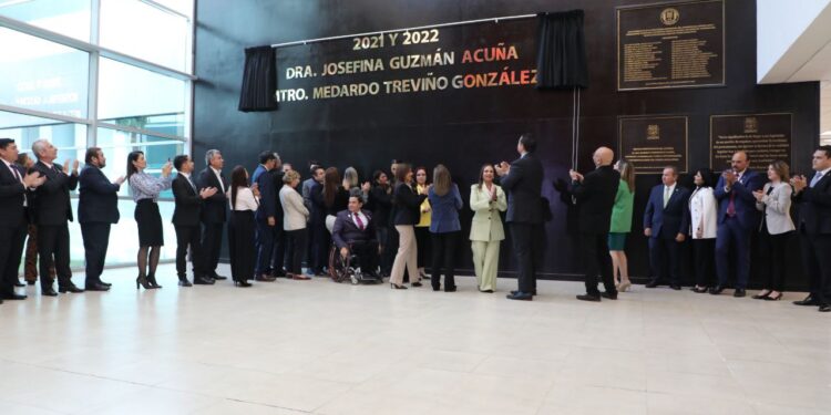 Entrega Congreso Medalla al Mérito a Josefina Guzmán Acuña y Medardo Treviño González