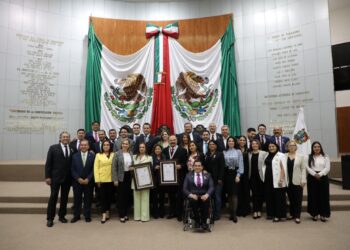 Entrega Congreso Medalla al Mérito a Josefina Guzmán Acuña y Medardo Treviño González