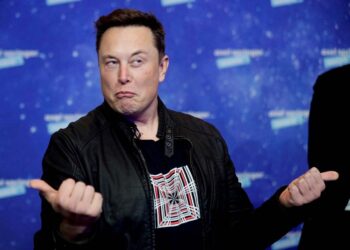Elon Musk despide a directivos de Twitter tras comprar red social
