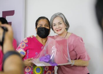 Entrega María de Villarreal prótesis de mama a 11 mujeres sobrevivientes de cáncer