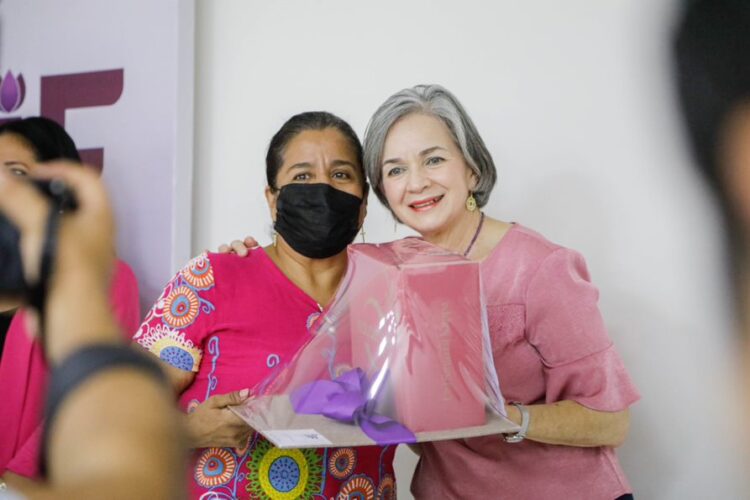 Entrega María de Villarreal prótesis de mama a 11 mujeres sobrevivientes de cáncer