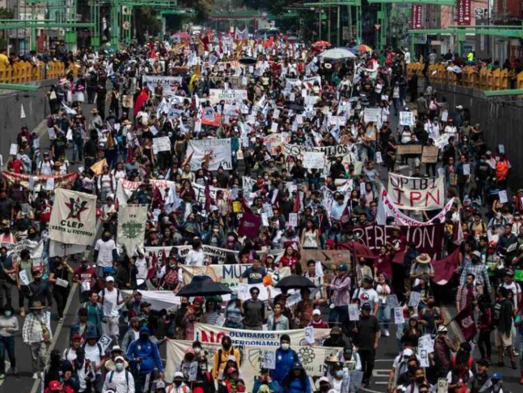 Marcha del 2 de Octubre convoca a 4 mil en CDMX; concluye con saldo blanco