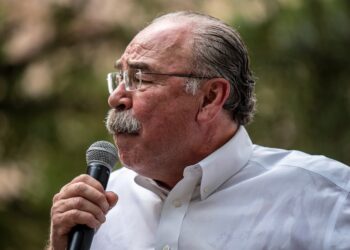 Visita de Trump a Texas es tomada como broma por demócratas.