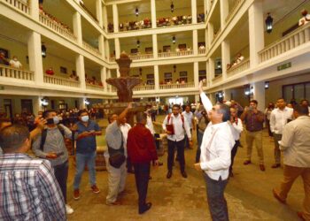 Reciben a Américo Villarreal con aplausos el primer día en Palacio de Gobierno