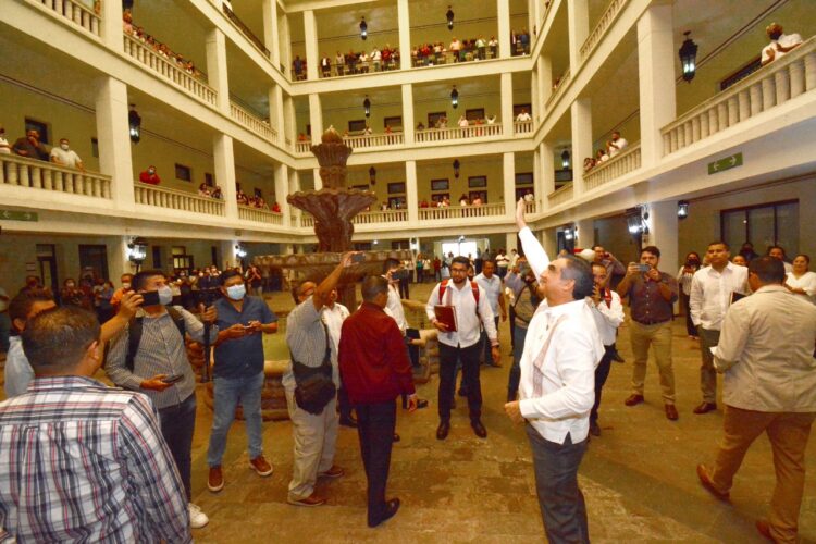 Reciben a Américo Villarreal con aplausos el primer día en Palacio de Gobierno