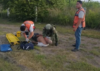Choque entre camioneta y tráiler deja un muerto