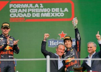 Destacan podio de Checo, pero le recuerdan que no está a nivel de Verstappen