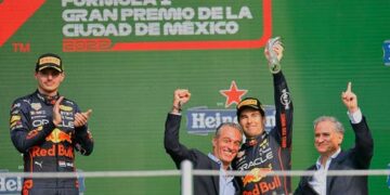Destacan podio de Checo, pero le recuerdan que no está a nivel de Verstappen