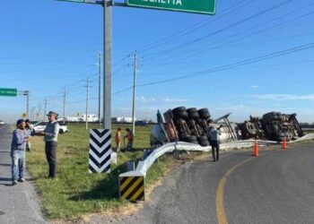 Vuelca pipa cargada con jugo de naranja en Reynosa