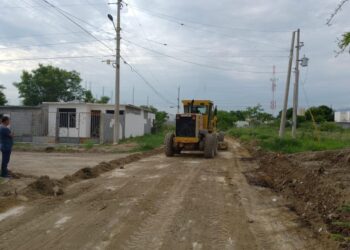 Realizan nivelación de calles en Colonia Tamaulipas de Victoria.