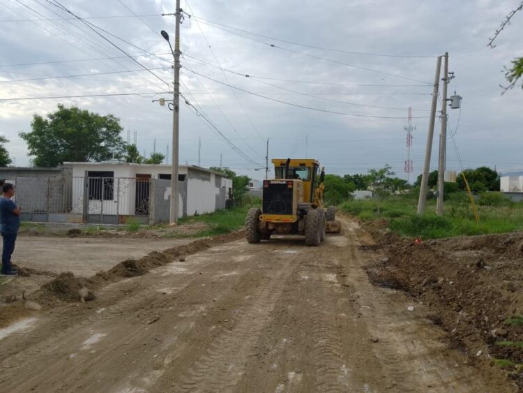 Realizan nivelación de calles en Colonia Tamaulipas de Victoria.
