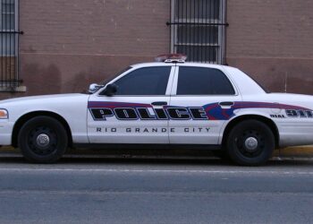 Detienen a sujeto con rifle AR-15 en escuela de Texas