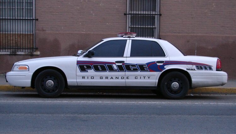 Detienen a sujeto con rifle AR-15 en escuela de Texas